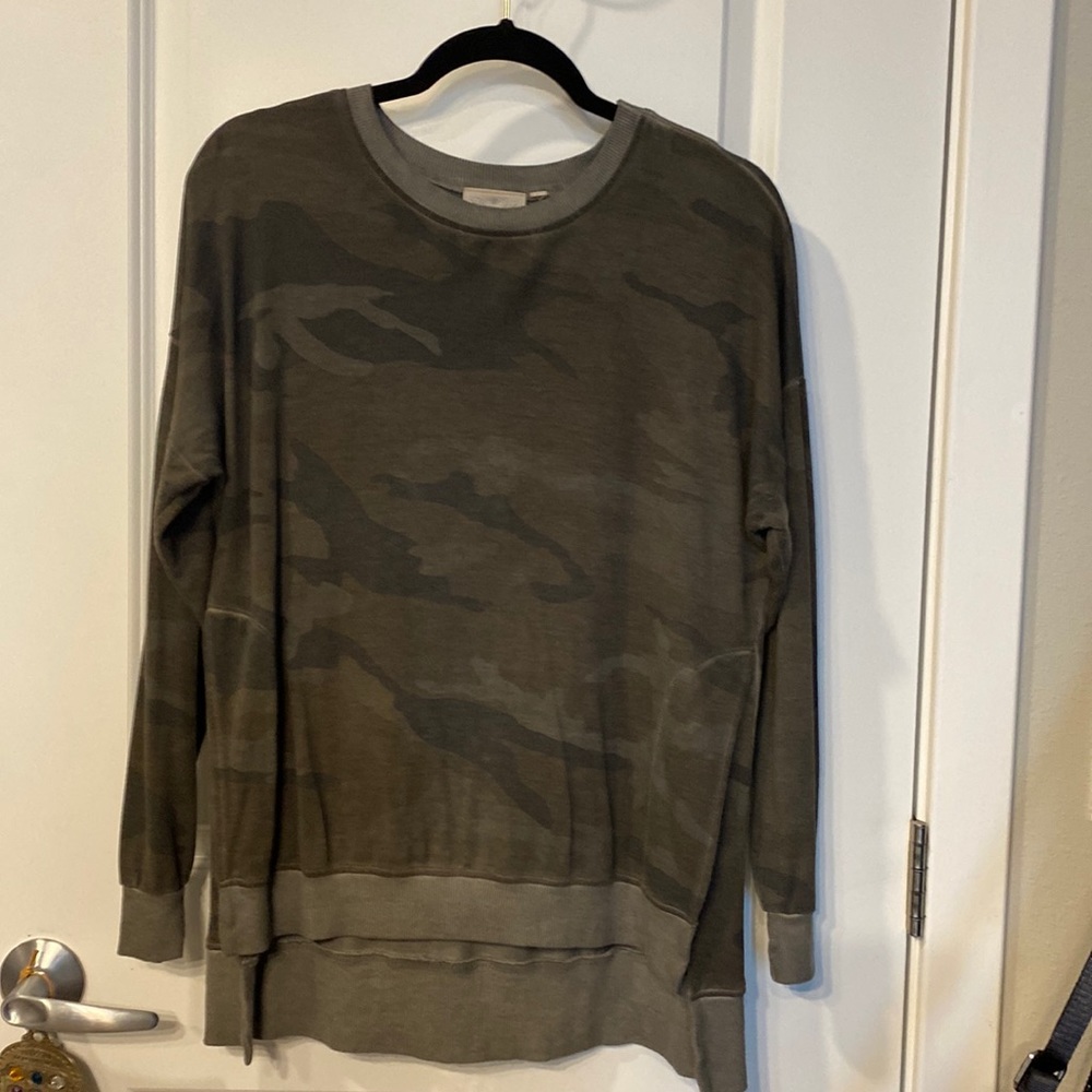 Dantelle Camouflage Side Slit Hi Lo Hem Sweatshirt Top. Excellent condition s/m